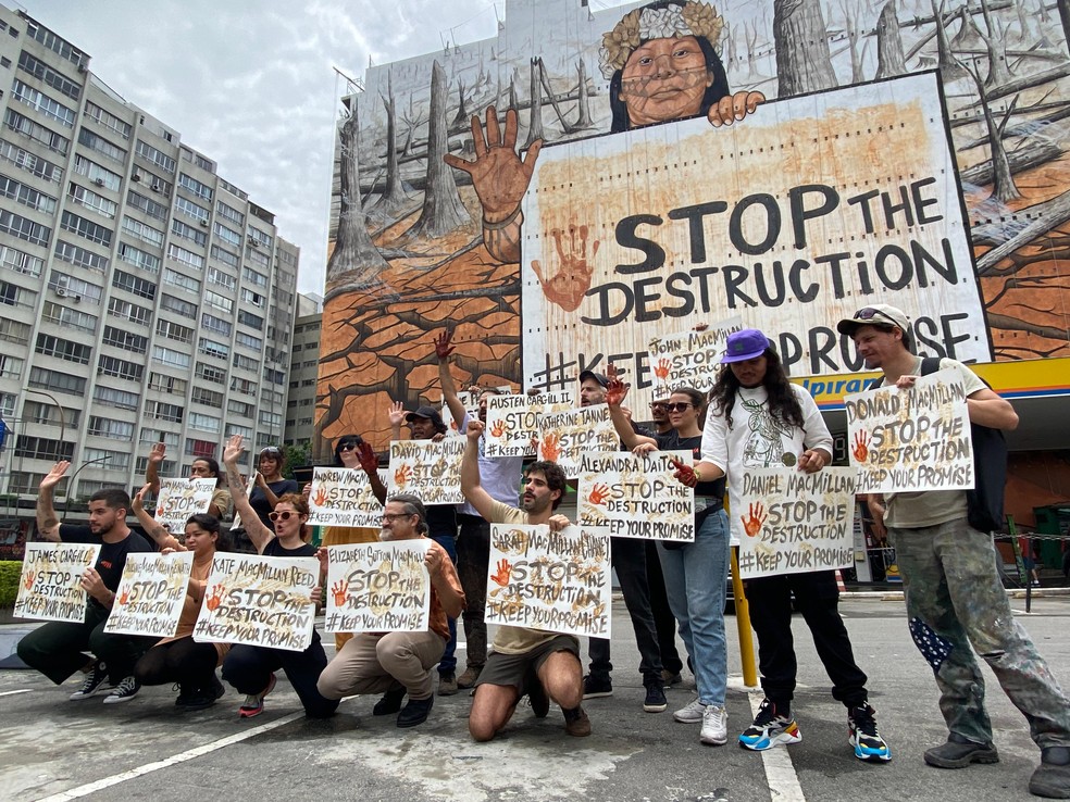 Ativistas protestam contra Cargill em frente ao mural do Mundano — Foto: Divulgação