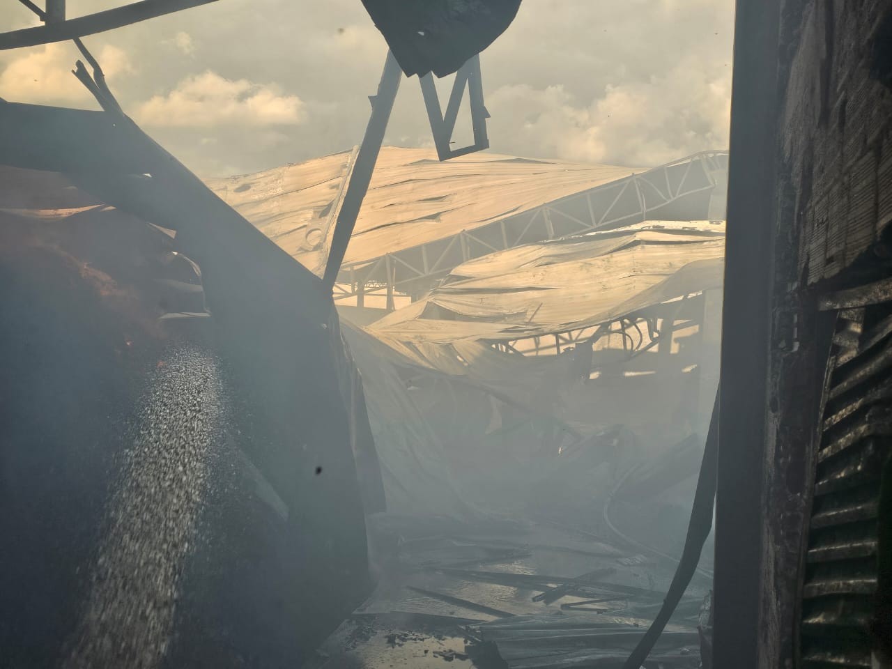 VÍDEO: Empresa de alho é tomada por fogo no distrito de Guarda dos Ferreiros