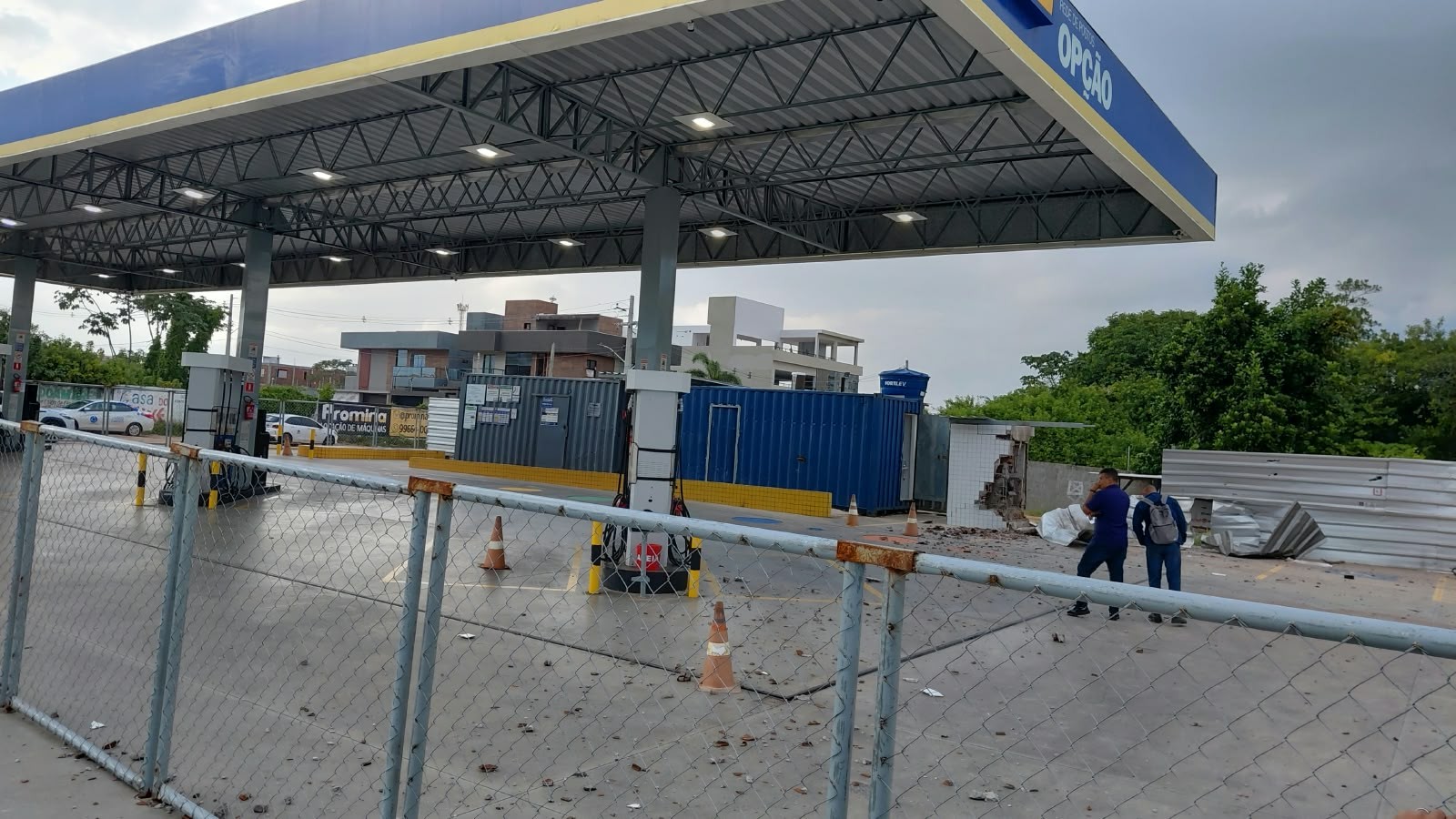 Suspeitos explodem posto de combustíveis e trocam tiros com a polícia, em João Pessoa