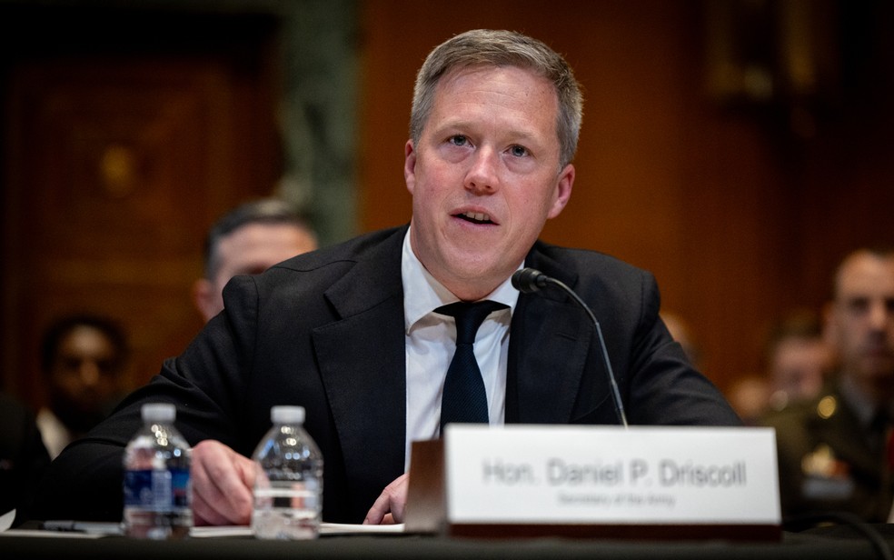 O Secretário do Exército, Dan Driscoll, presta depoimento durante uma audiência no Senado americano em maio de 2026. — Foto: Nathan Posner/Reuters