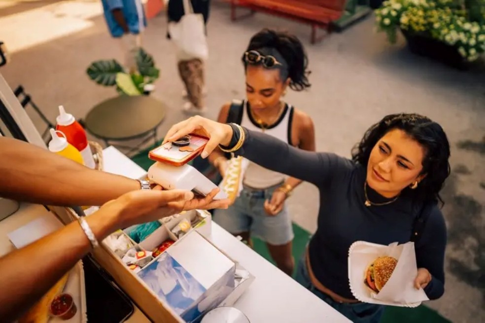 Especialistas apontam que o pix contraria interesses de big techs e de empresas de cartão — Foto: Getty Images via BBC