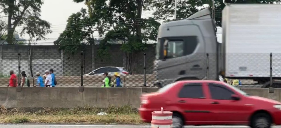 IMAGEM DE ARQUIVO - romeiros caminhando na rodovia Presidente Dutra — Foto: Reprodução/TV Vanguarda