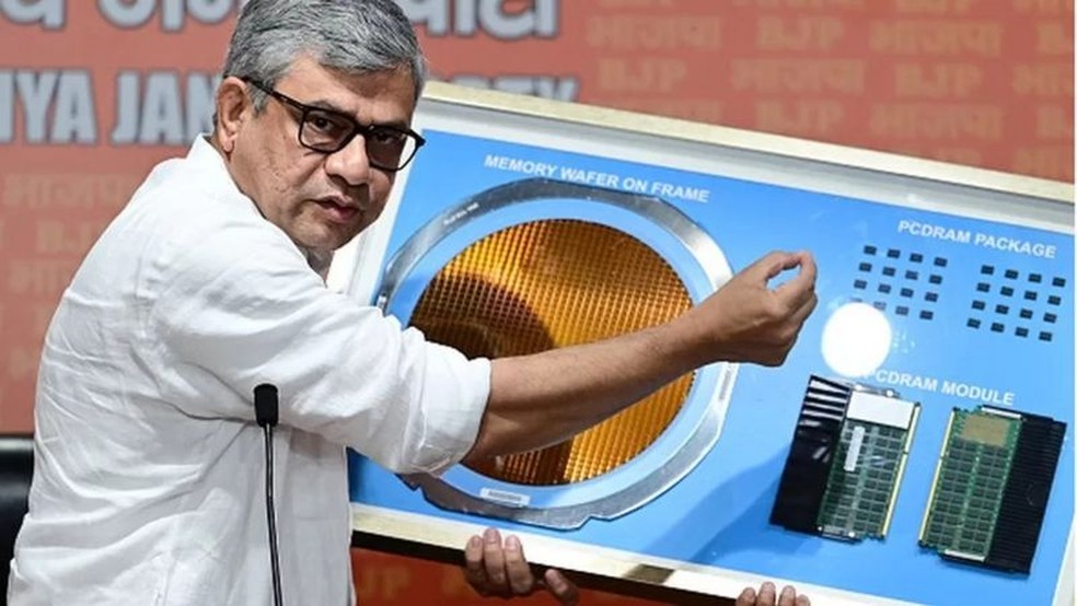 Em junho, o ministro federal Ashwini Vaishnaw falou sobre a tecnologia que a Micron trará para a Índia — Foto: Getty Images via BBC