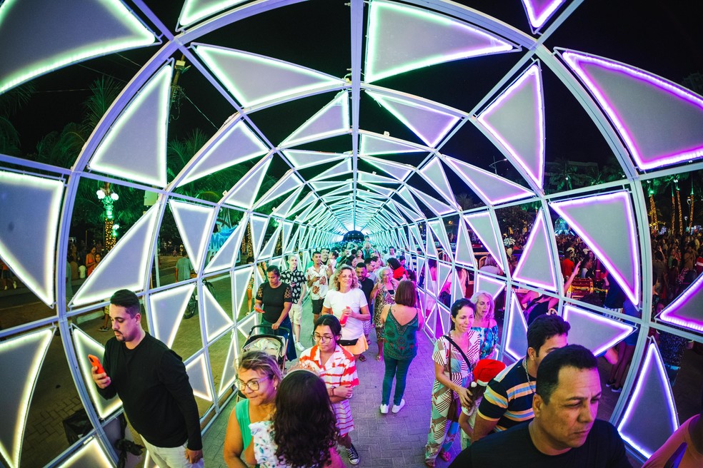 Público dentro do túnel luminoso de 11 metros de extensão do Natal de Maceió — Foto: Jonathan Lins/Secom Maceió