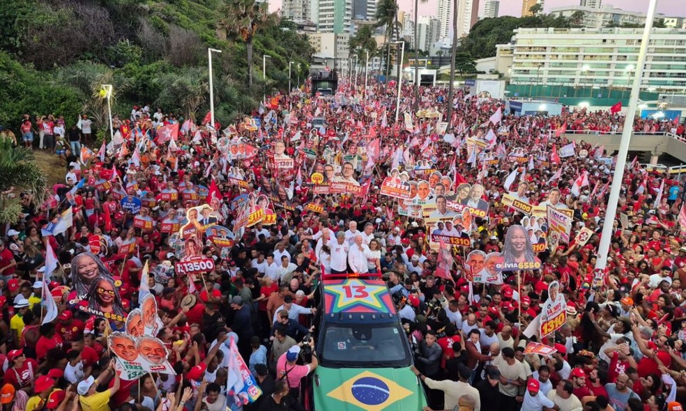 Lula reúne multidão de apoiadores em ato de campanha e projeta conclusão da ponte Salvador-Itaparica — Foto: Iamany Santos/g1