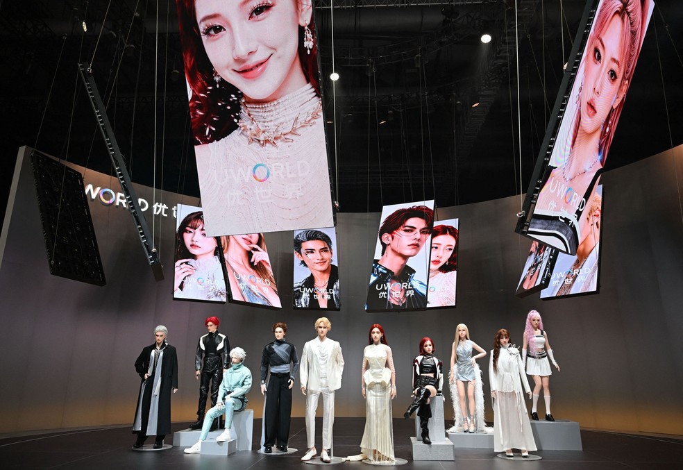 Robôs humanoides são exibidos durante o lançamento do robô humanoide U1, produzido pela UWORLD, marca da UBTECH Robotics, em Shenzhen, na província de Guangdong, na China, em 30 de junho de 2026. — Foto: Adek Berry/AFP