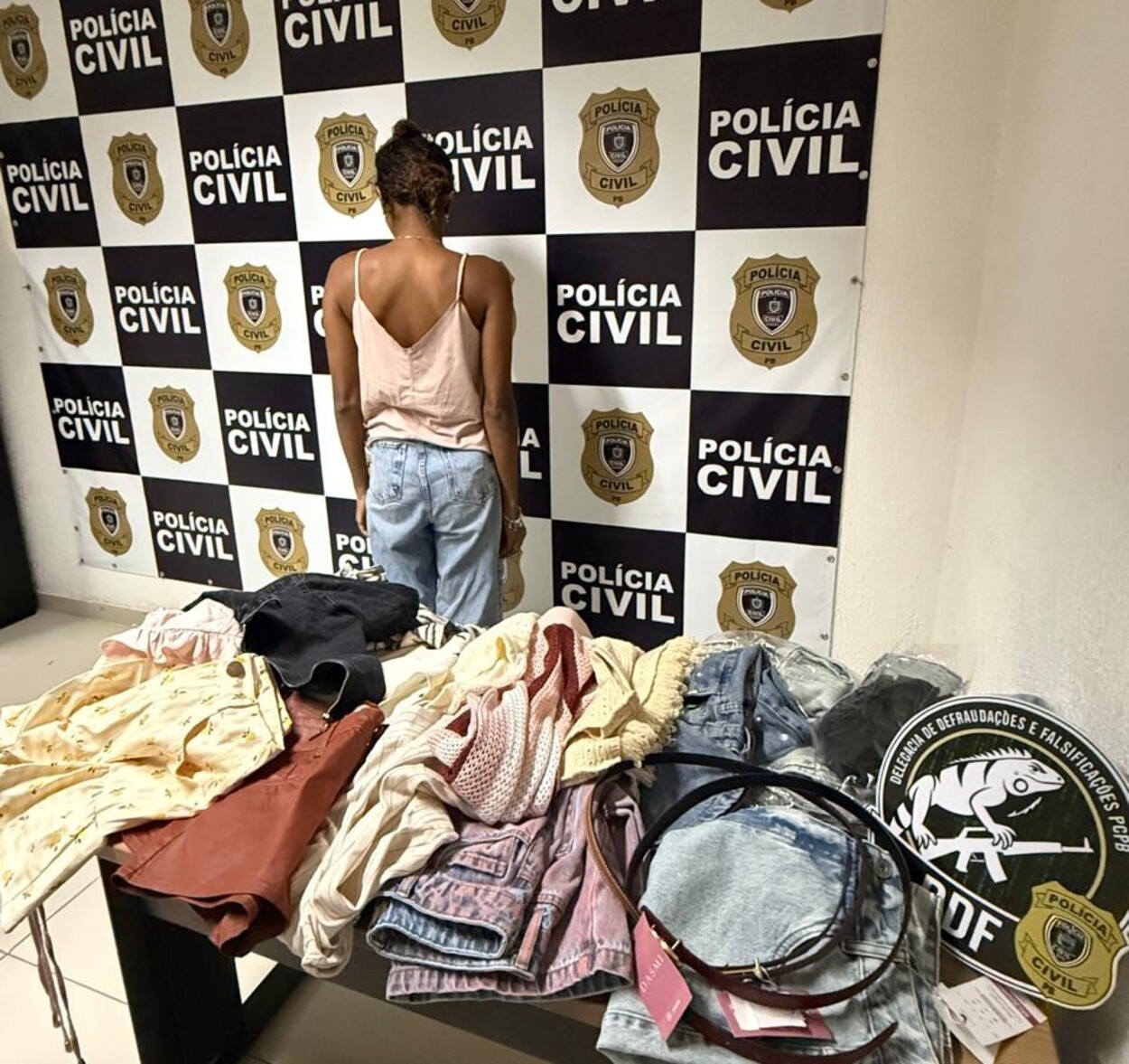 Mulher é presa suspeita de aplicar golpes em loja de roupas, em João Pessoa