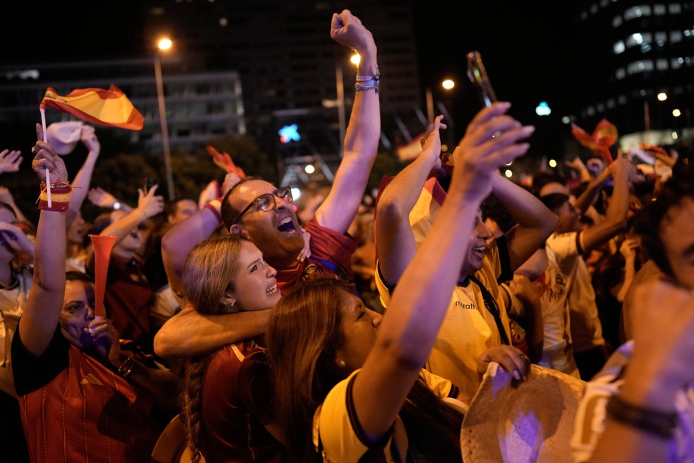 Torcedores em Madri celebram gol da Espanha na final da Copa do Mundo — Foto: AP Photo/Bernat Armangue