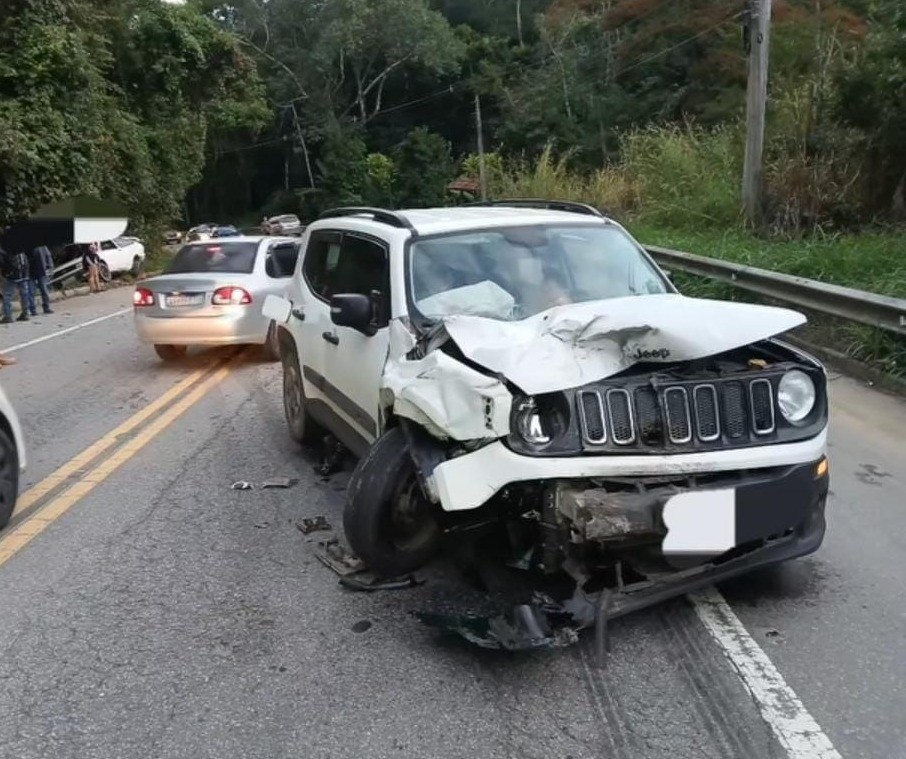 Idoso e homem ficam gravemente feridos em acidente entre dois carros na RJ-127, em Mendes
