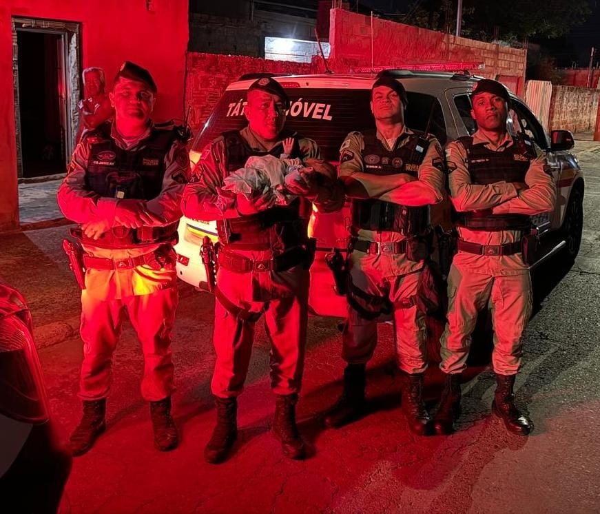 Bebê de 1 mês de vida é salvo por policiais militares após engasgar, em Montes Claros