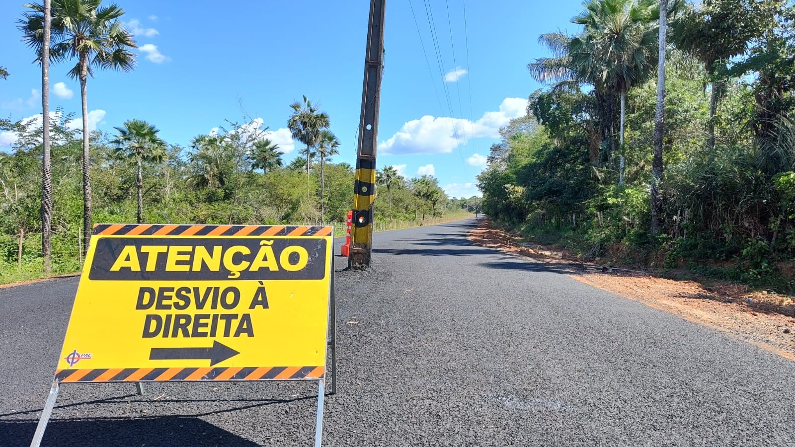 Estrada é alargada e postes ficam no meio da pista em Piripiri, no Piauí
