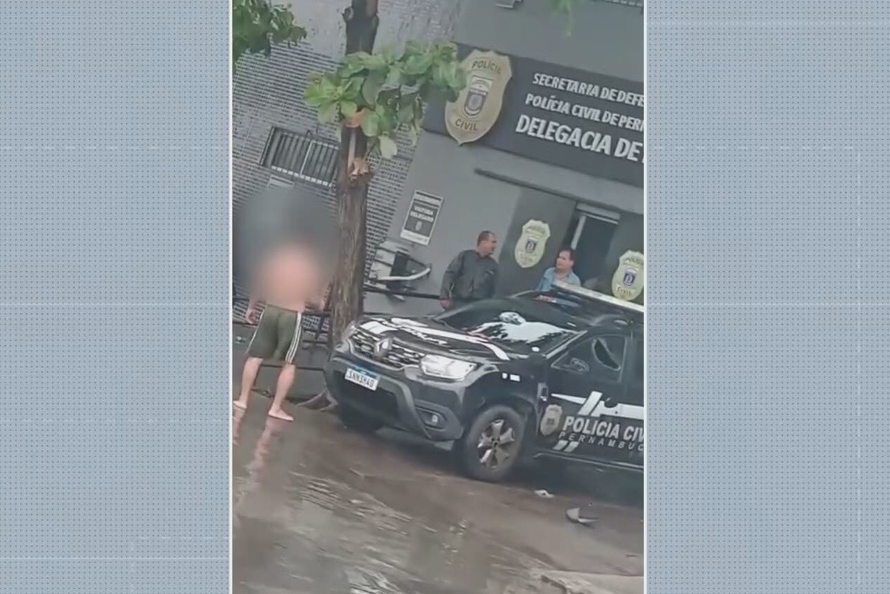 Homem é preso em flagrante após depredar viatura da polícia em delegacia no Recife; VÍDEO