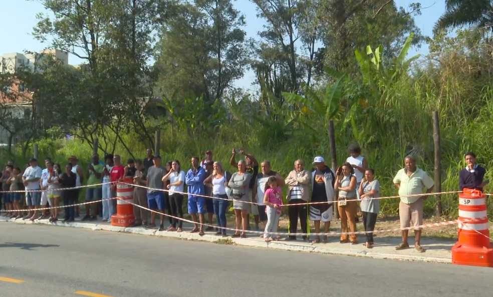 Fs foram at Cemitrio Israelita do Butant para se despedir de Silvio Santos  Foto: TV Globo