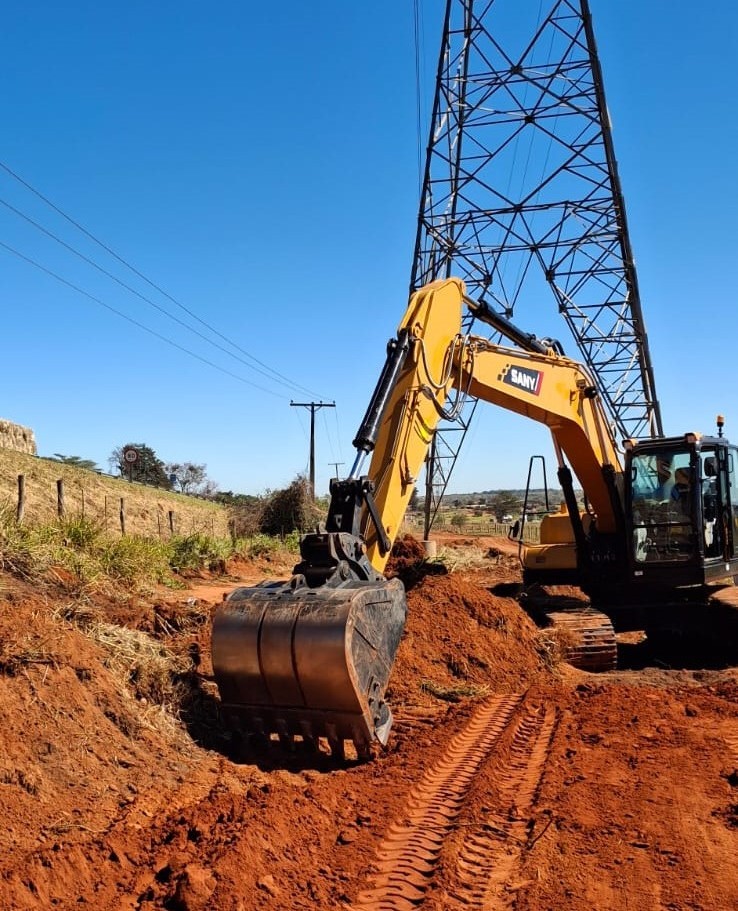 Maquinário agrícola atinge rede elétrica e interrompe fornecimento de energia para mais de 800 pessoas, em Rancharia