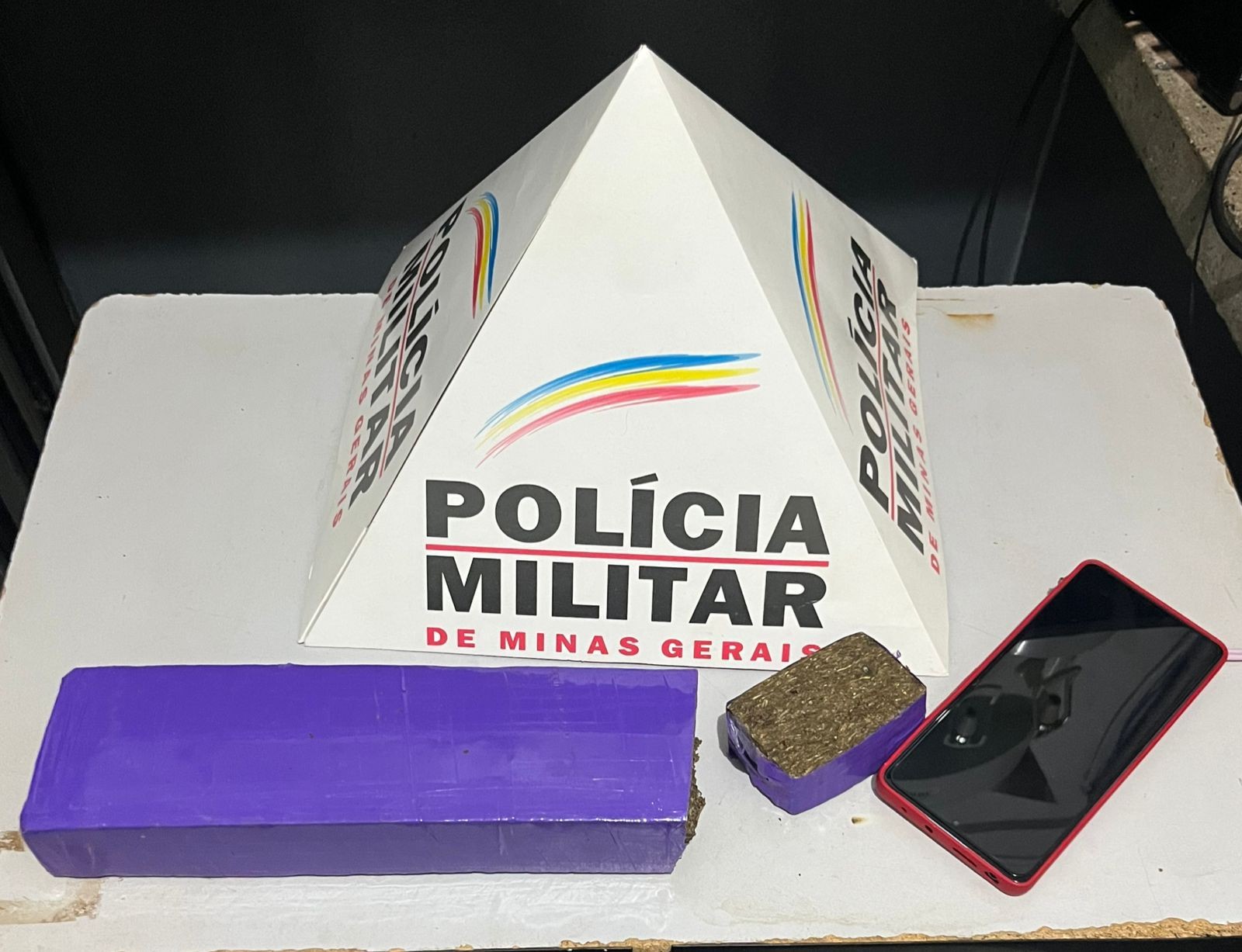 Ao tentar sair de motel sem pagar a conta, homem é preso por tráfico