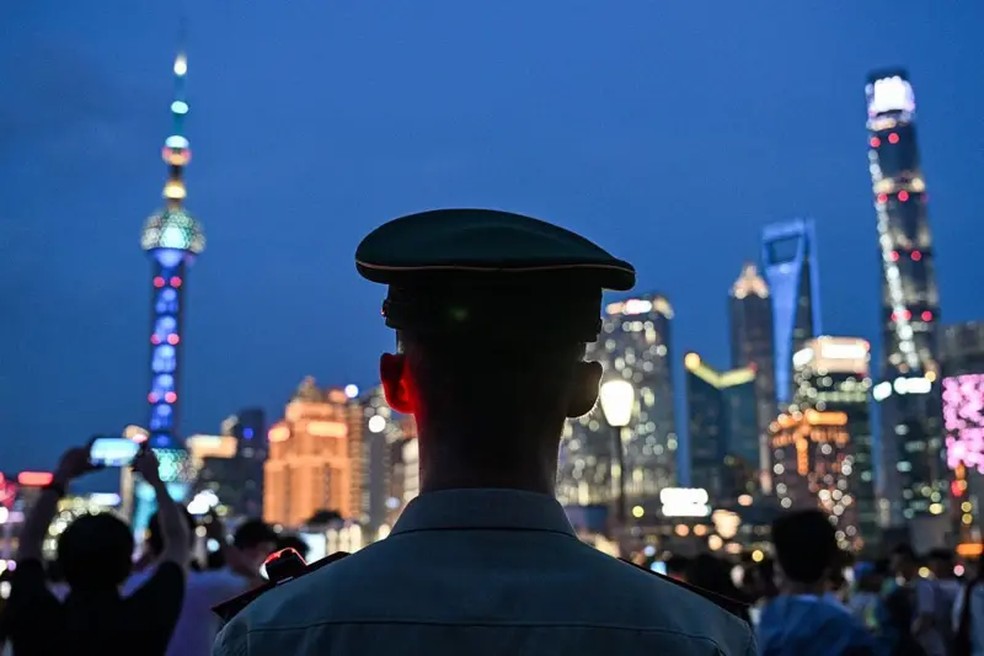 Na China, a polícia mantém trabalho próximo com as empresas responsáveis pelas redes sociais — Foto: AFP via Getty Images (BBC)