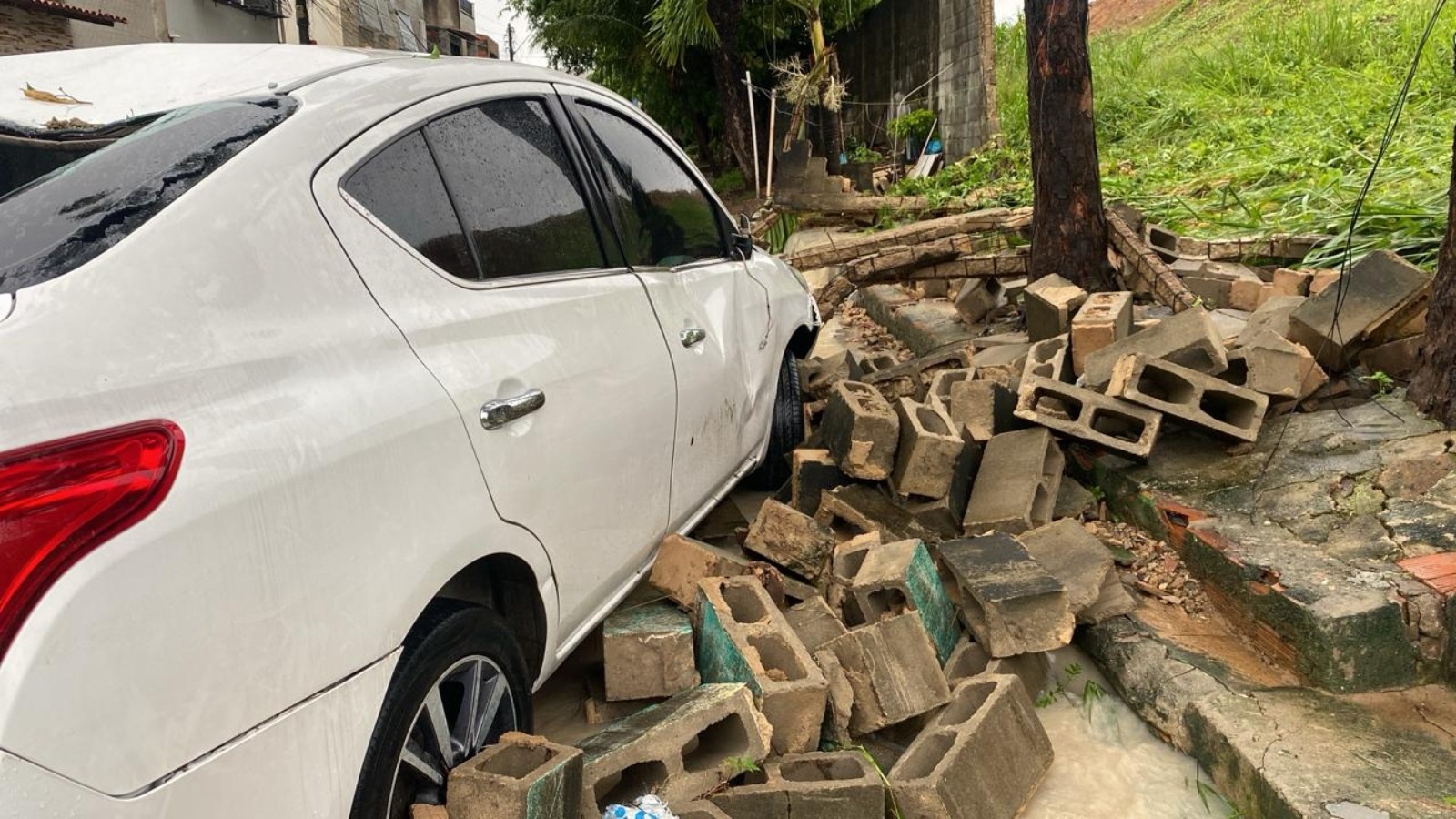 Muro cai sobre carro e casas são alagadas durante chuva forte em Fortaleza
