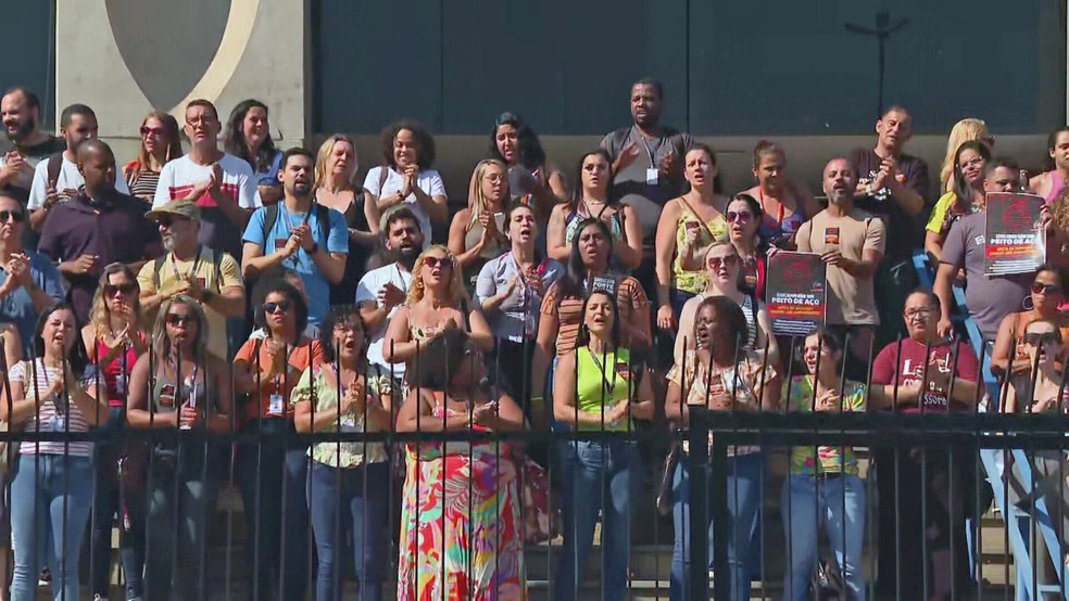 Professores protestam na Prefeitura do Rio — Foto: Reprodução/TV Globo