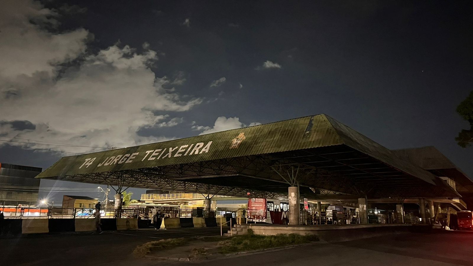 Usuários enfrentam medo com escuridão no T4 em Manaus; prefeitura relata furto de fiação
