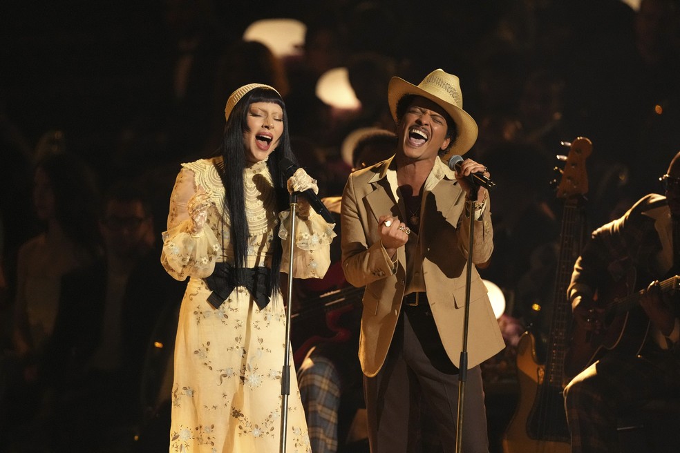 Bruno Mars e Lady Gaga no Grammy 2025 — Foto: Chris Pizzello/Invision/AP
