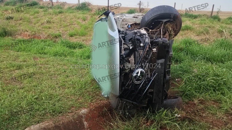 Veículos bateram de frente na rodovia em Paraguaçu Paulista — Foto: Artesp/Divulgação