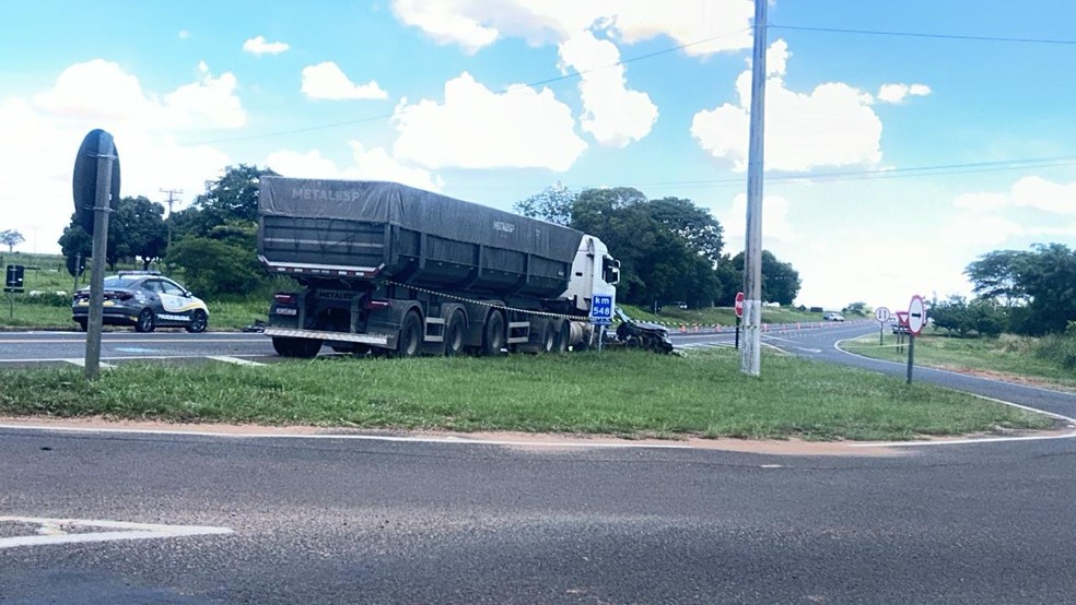 Acidente envolveu carreta e carro em Martinópolis (SP) — Foto: Paula Sieplin/TV Fronteira