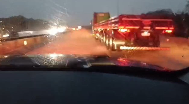 VÍDEO: Chuva causa enchente e assusta motoristas na Via Dutra, em Itatiaia