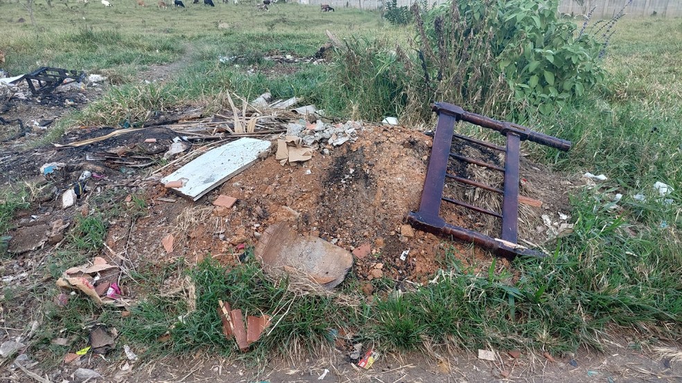 Restos de material de constru&ccedil;&atilde;o, similares ao ch&atilde;o do quarto que foram encontrados em uma &aacute;rea pr&oacute;xima da casa, levaram a pol&iacute;cia a fazer uma investiga&ccedil;&atilde;o no im&oacute;vel em que corpo de adolescente foi encontrado enterrado em Jacare&iacute;, SP &mdash; Foto: Divulga&ccedil;&atilde;o/ Pol&iacute;cia Civil