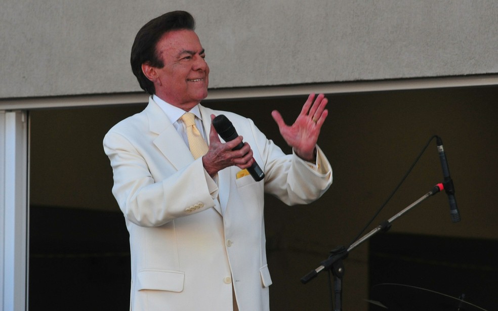 Segundo a família, morte aconteceu após queda do cantor em seu apartamento nesta madrugada