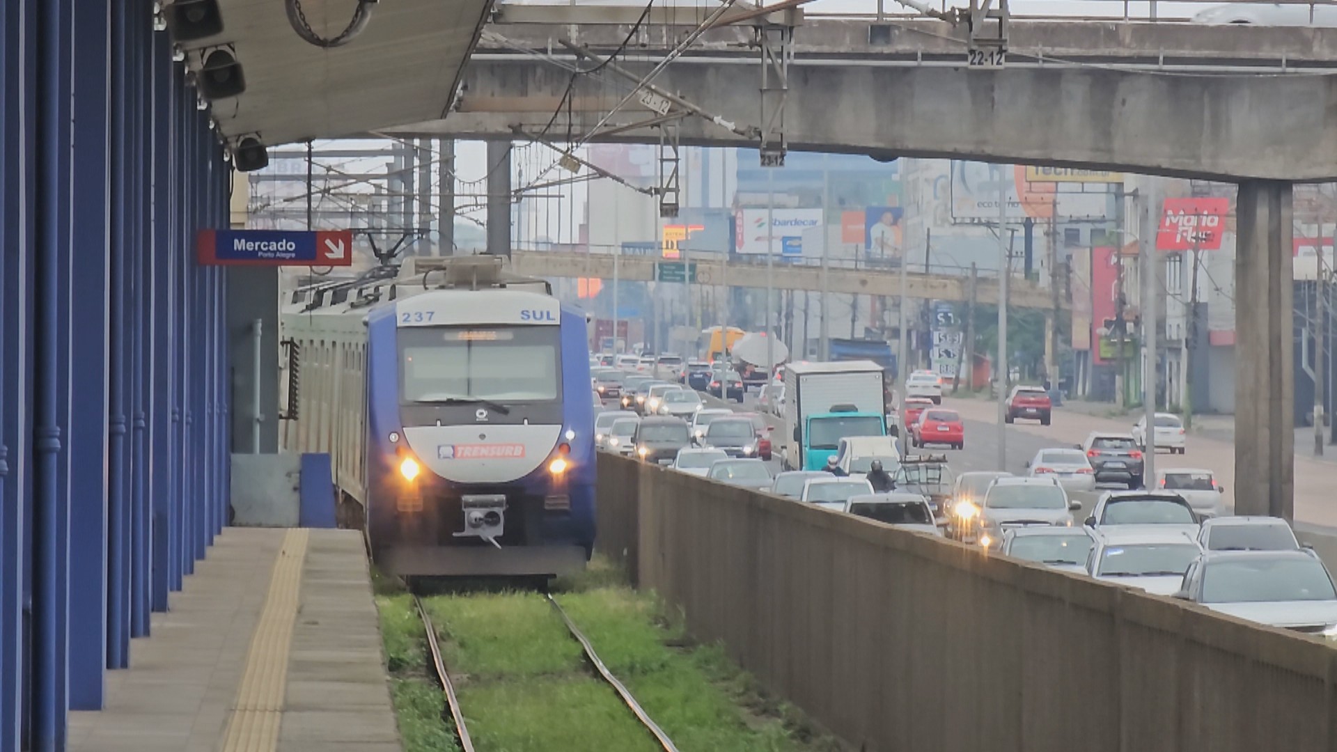 Grupo de vendedores suspeito de comércio ilegal e extorsão nos trens de Porto Alegre é alvo de operação da PF