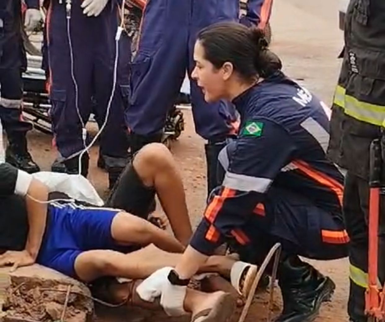 Acidente de moto deixa duas pessoas com pernas presas em vergalhão de ferro em Santarém