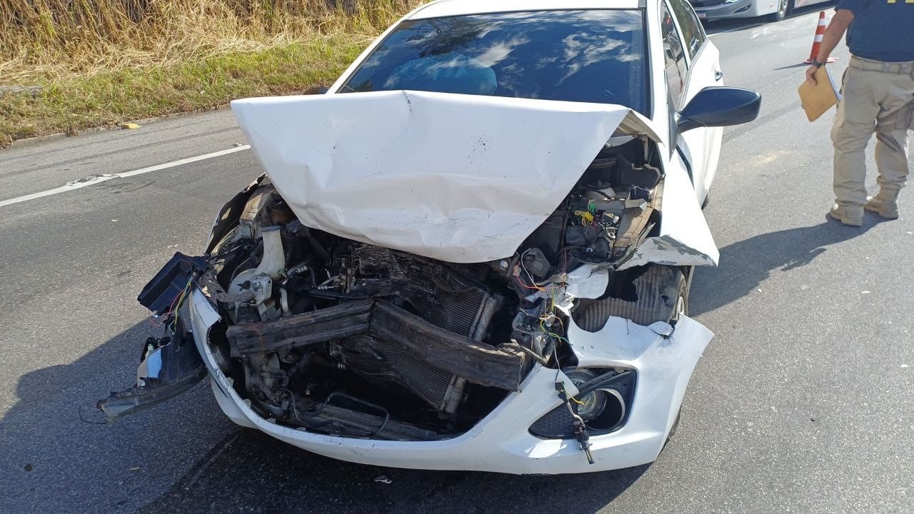 Grávida e duas crianças ficam feridas em acidente entre carros em Barra Mansa