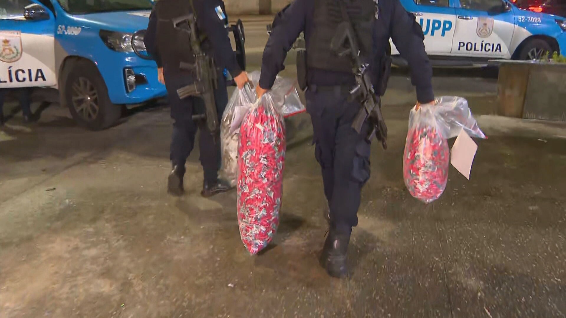 Homem é preso com R$ 100 mil em drogas após sair do Alemão; carga seria levada para Volta Redonda