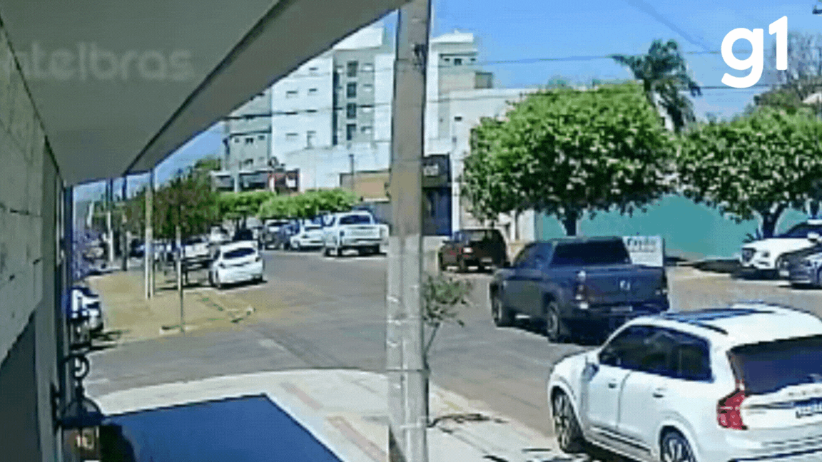 VÍDEO: caminhonete de servidores da prefeitura capota após ser atingida por carro de motorista embriagado em MT