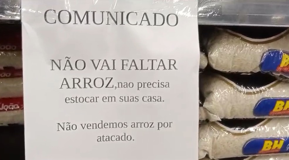Cartaz no supermercado alerta que 'não vai faltar arroz' — Foto: Gláucio Nogueira/TV Globo