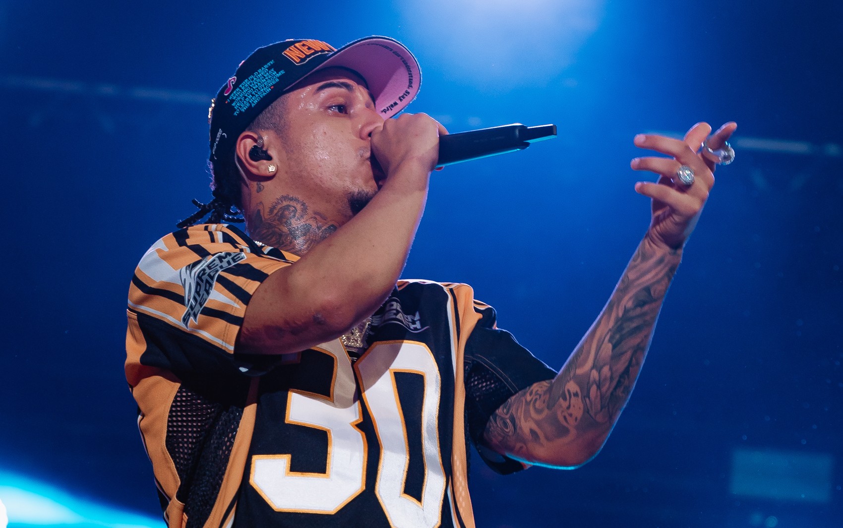 Fenômeno do trap, Veigh traz 'EVOM Tour' a SC e fala sobre crítica ao gênero: 'Quero que vejam como trabalho sério'