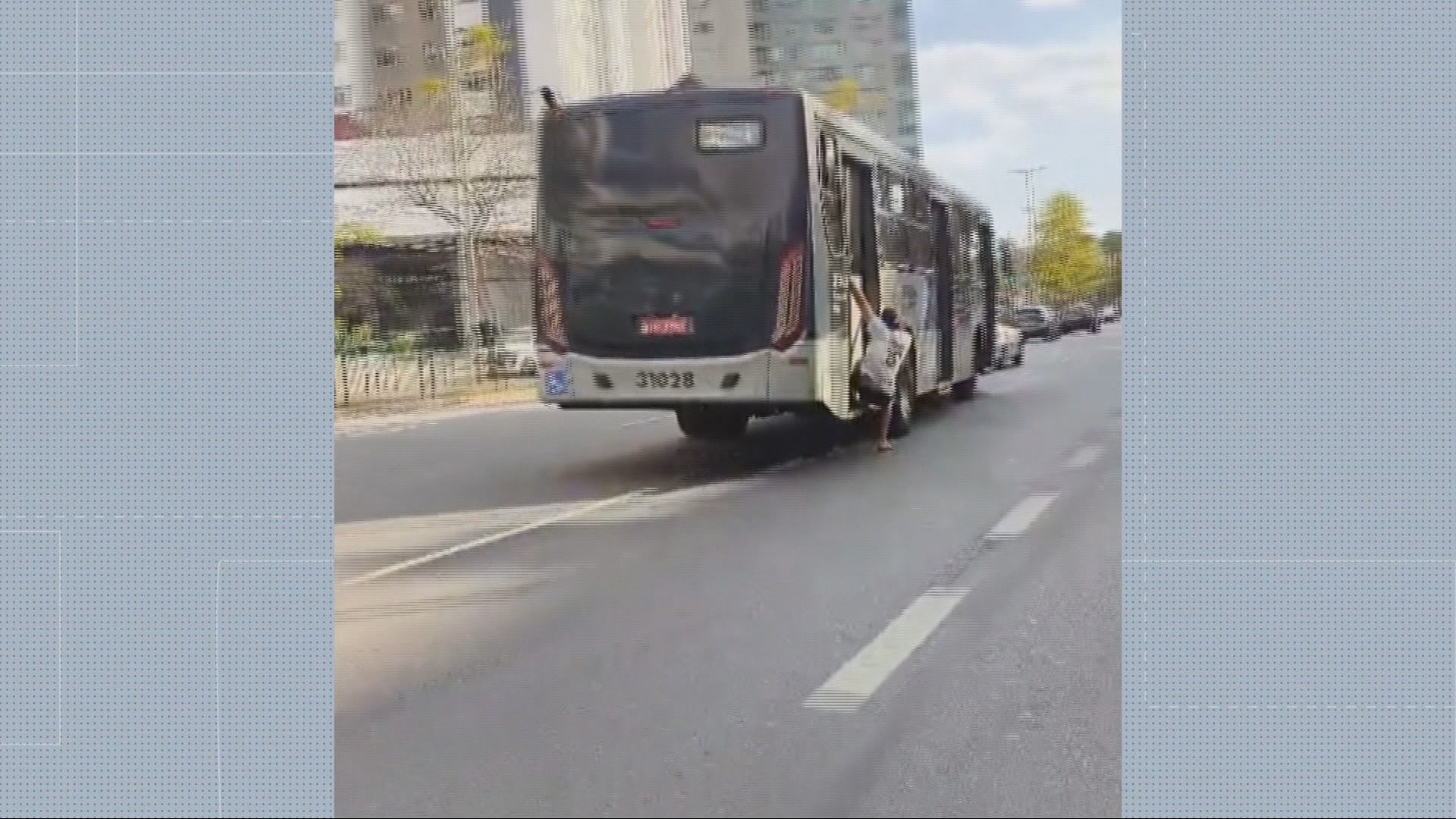 Homem é flagrado pendurado em porta de ônibus em movimento em BH; VÍDEO