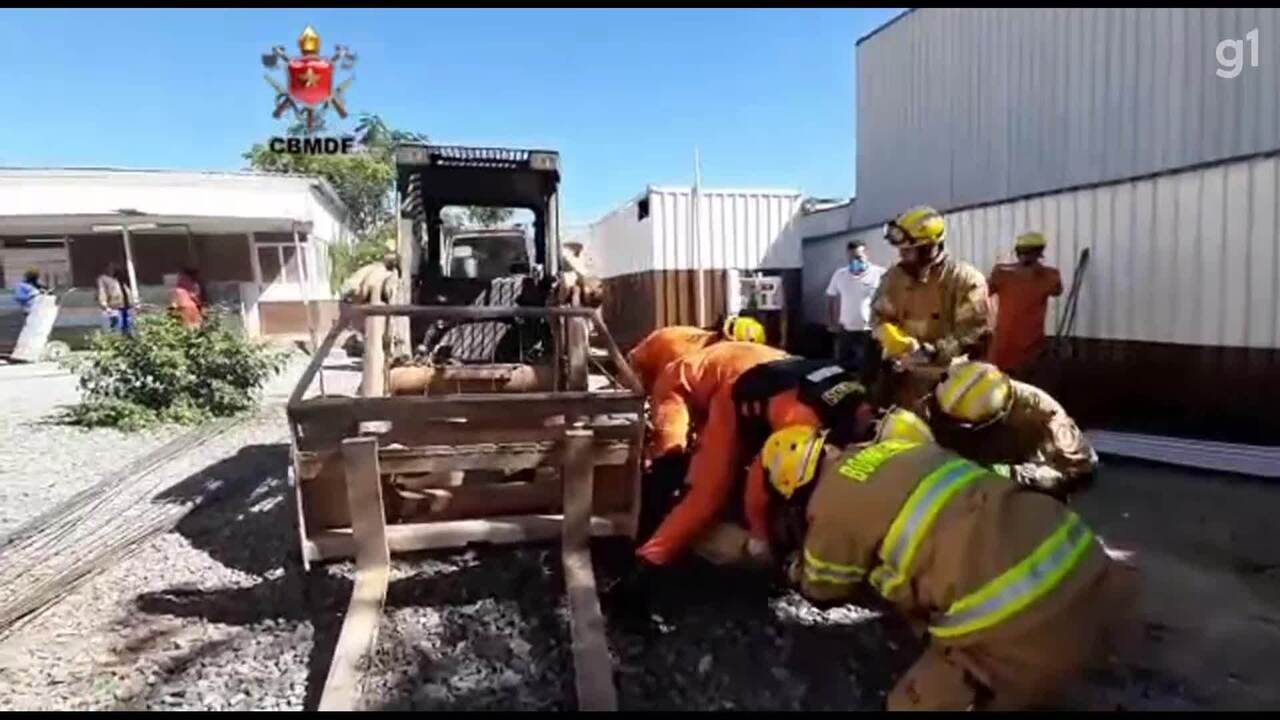 Operário é prensado por máquina carregadeira em canteiro de obras no ...