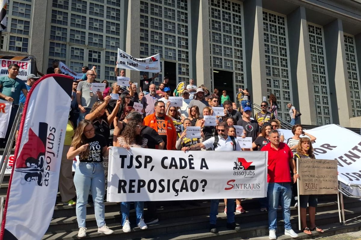Servidores do TJ-SP em greve realizam manifestação no Fórum de Santos, SP