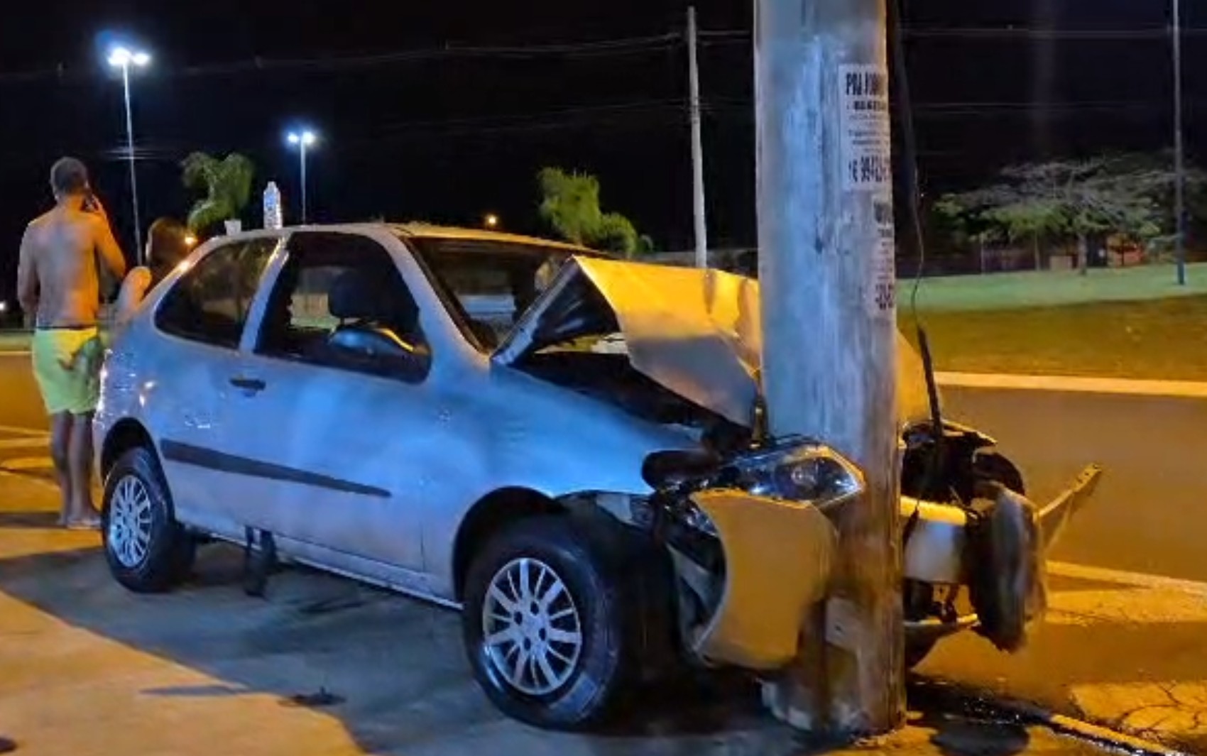 Motorista bate carro em poste e criança de 7 anos fica ferida em Franca, SP