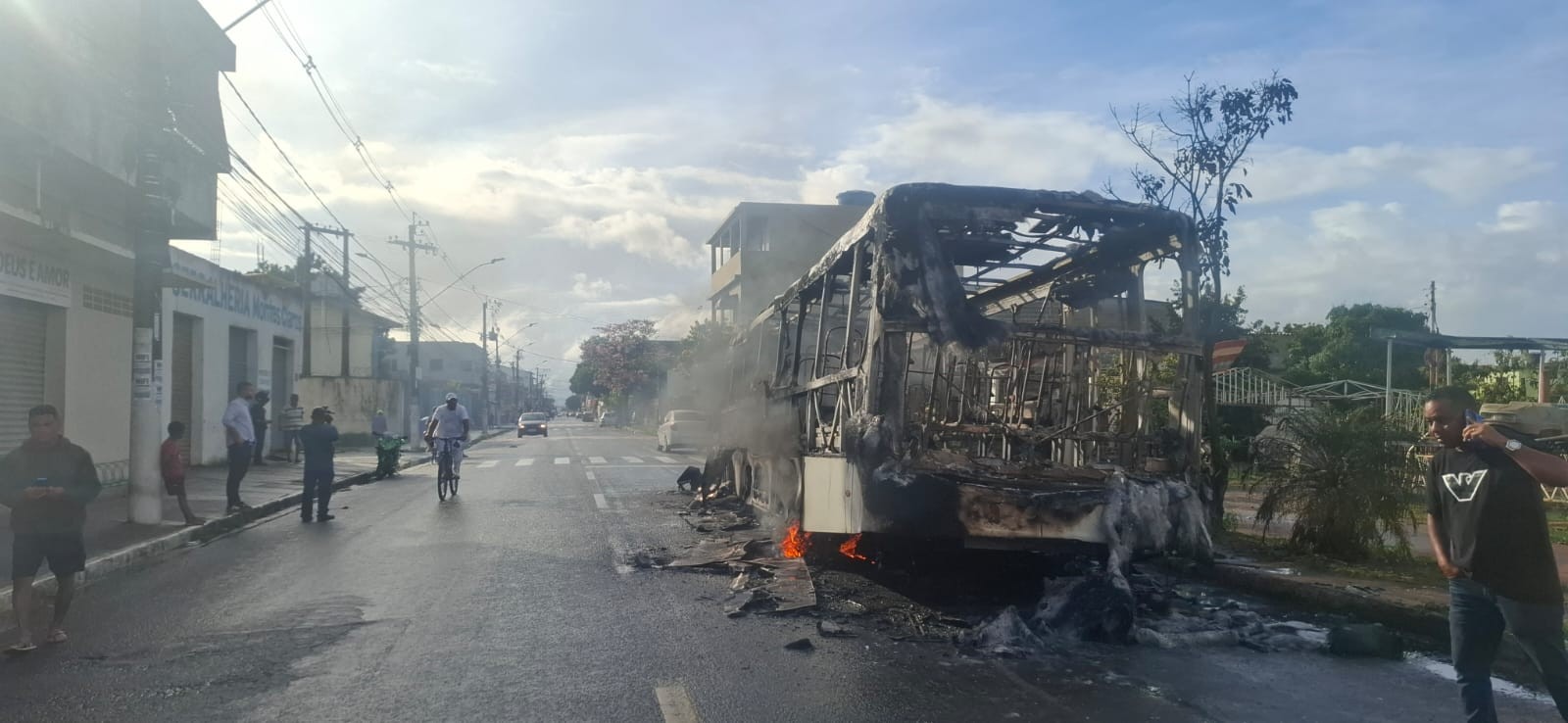 Ônibus é incendiado após morte de suspeito em confronto entre a polícia e criminosos na Serra