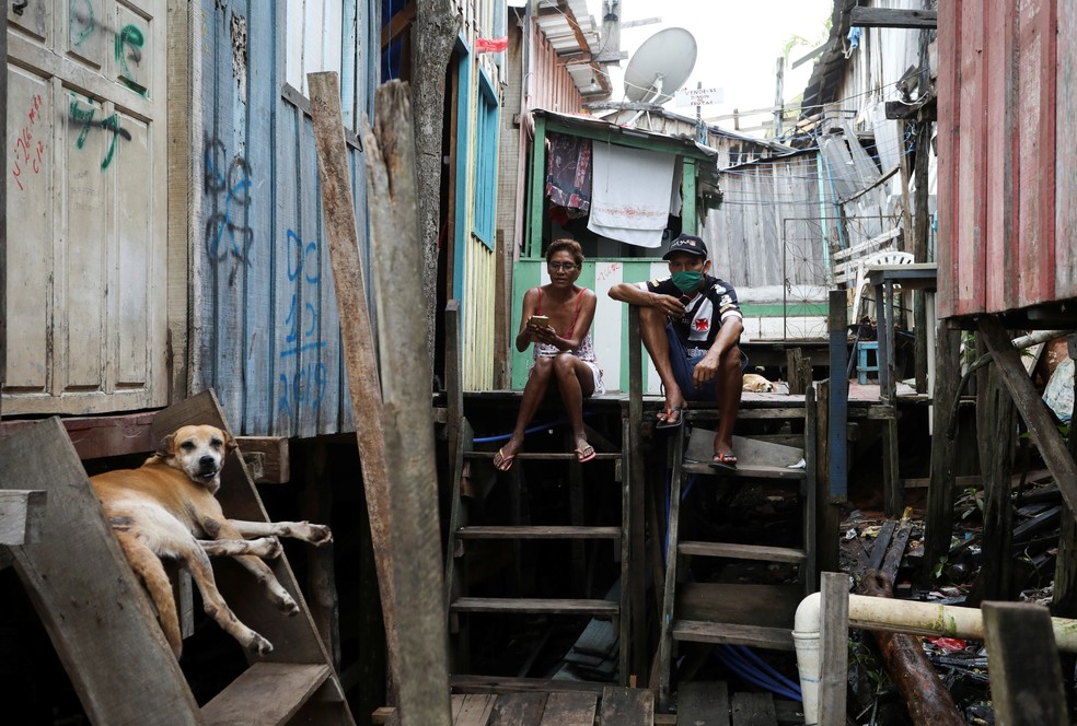Moradores da favela Educandos durante a pandemia de Covid-19 em Manaus — Foto: Bruno Kelly/Reuters
