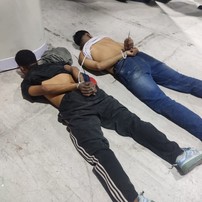 Homens que invadiram estúdio de TV no Equador foram detidos pela polícia — Foto: Reprodução/Twitter