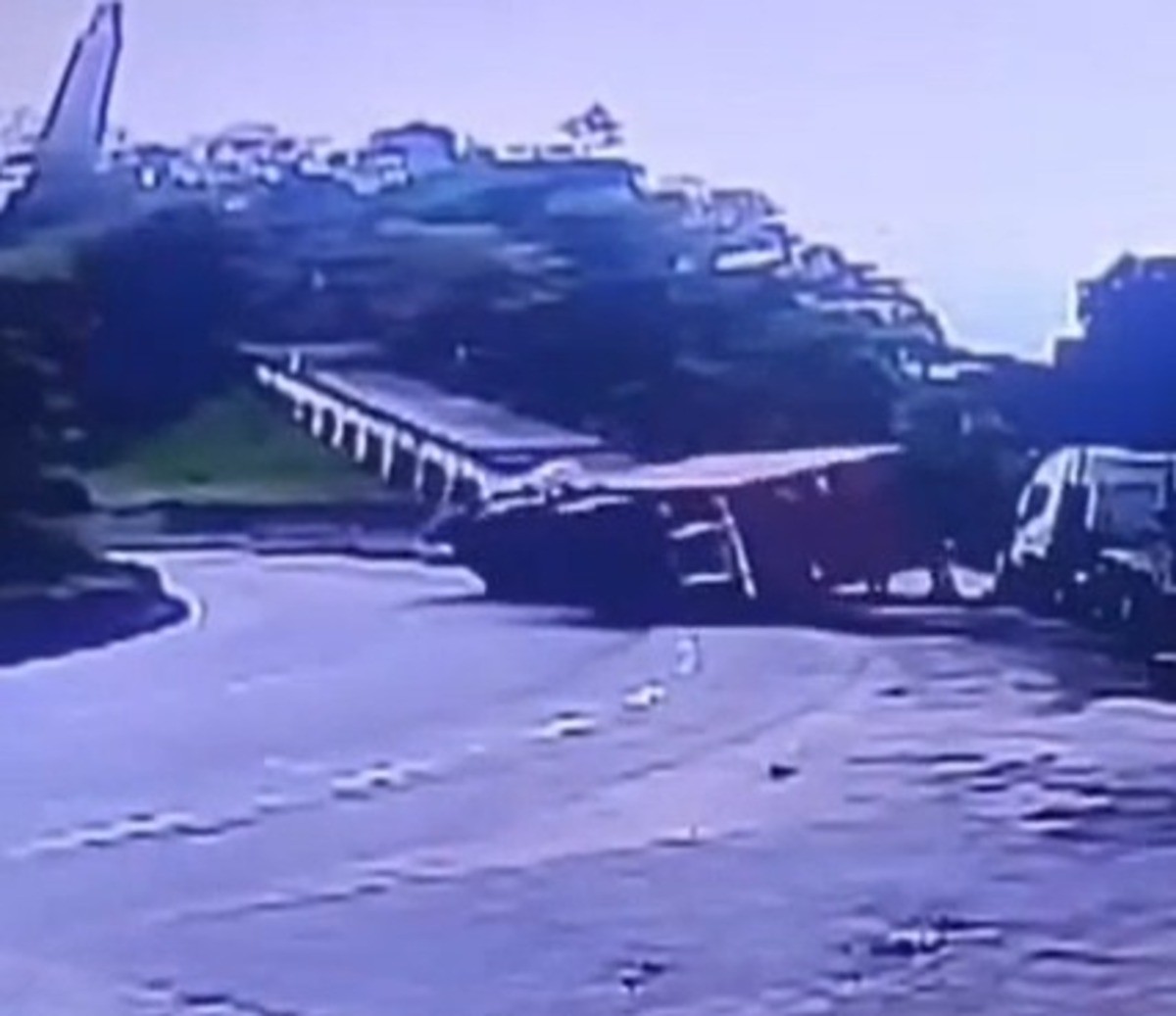 VÍDEO: Carreta tomba e interdita descida da Serra das Araras, em Piraí