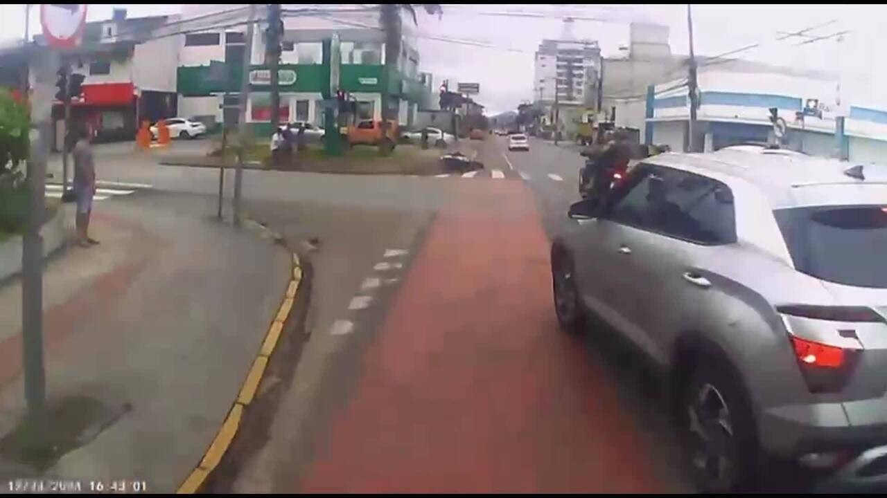 VÍDEO: motociclista sem retrovisor e não habilitado sofre acidente após fugir de abordagem da PM