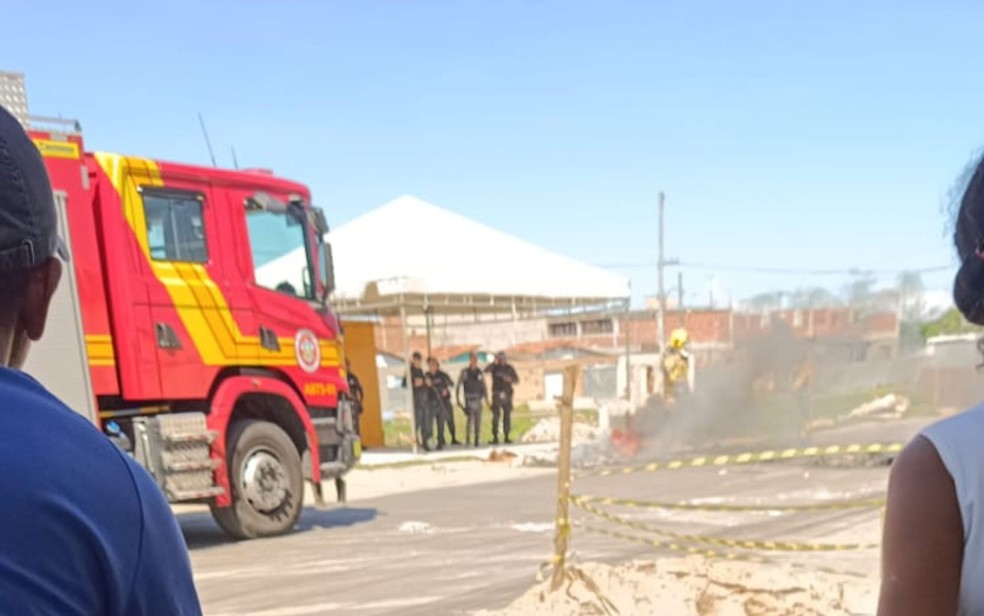 Corpo de Bombeiros controlou as chamas após protesto na Zona Sul de Aracaju. — Foto: Breno Souder