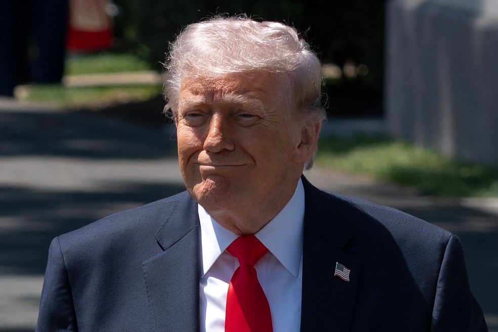 O presidente Donald Trump caminha para falar com repórteres enquanto se prepara para embarcar no helicóptero Marine One no gramado sul da Casa Branca, na sexta-feira, 1º de maio de 2026, em Washington — Foto: Mark Schiefelbein / AP