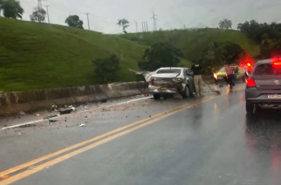 Duas pessoas morreram e duas ficaram feridas em um acidente envolvendo um carro e um caminhão na BR-101, em Anchieta. — Foto: TV Gazeta
