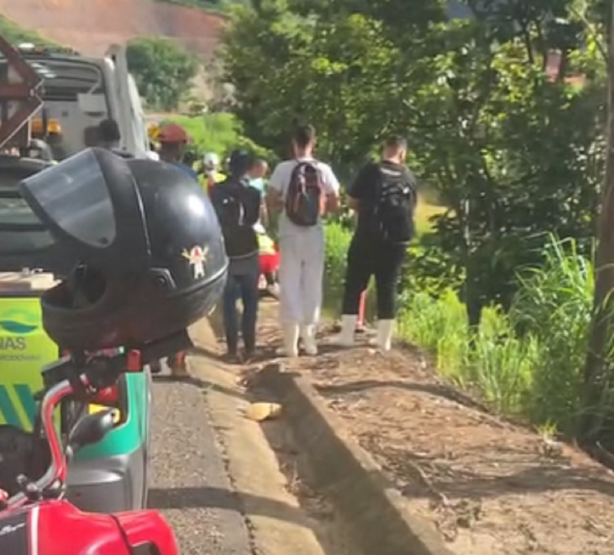 Motociclista sem habilitação morre após perder o controle, bater em árvore e cair em vala na BR-116