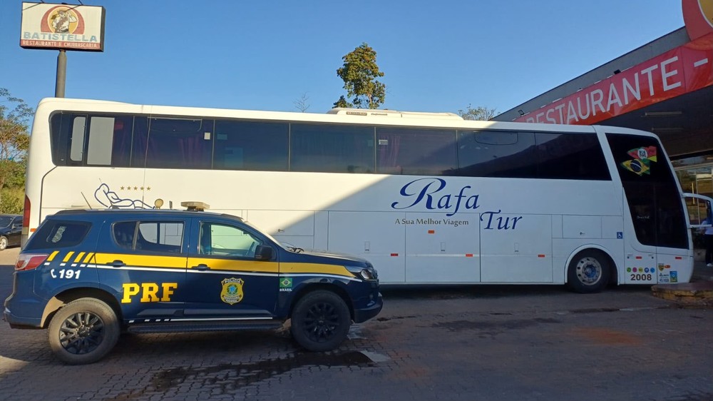 Passageira dá à luz dentro de ônibus com ajuda de policiais às margens de rodovia no interior de SP